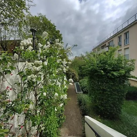 2p A Ivry, Aux Portes De Paris Avec Parking Prive *
