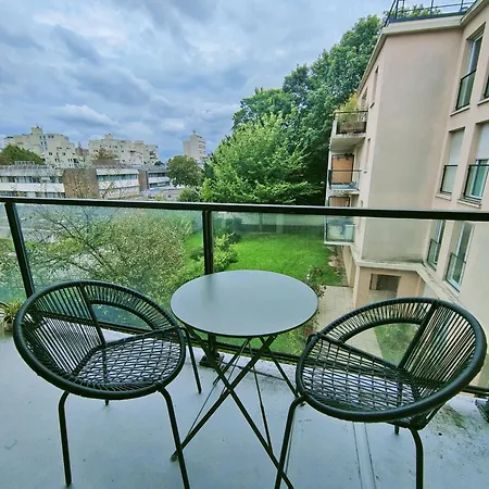 2p A Ivry, Aux Portes De Paris Avec Parking Prive *